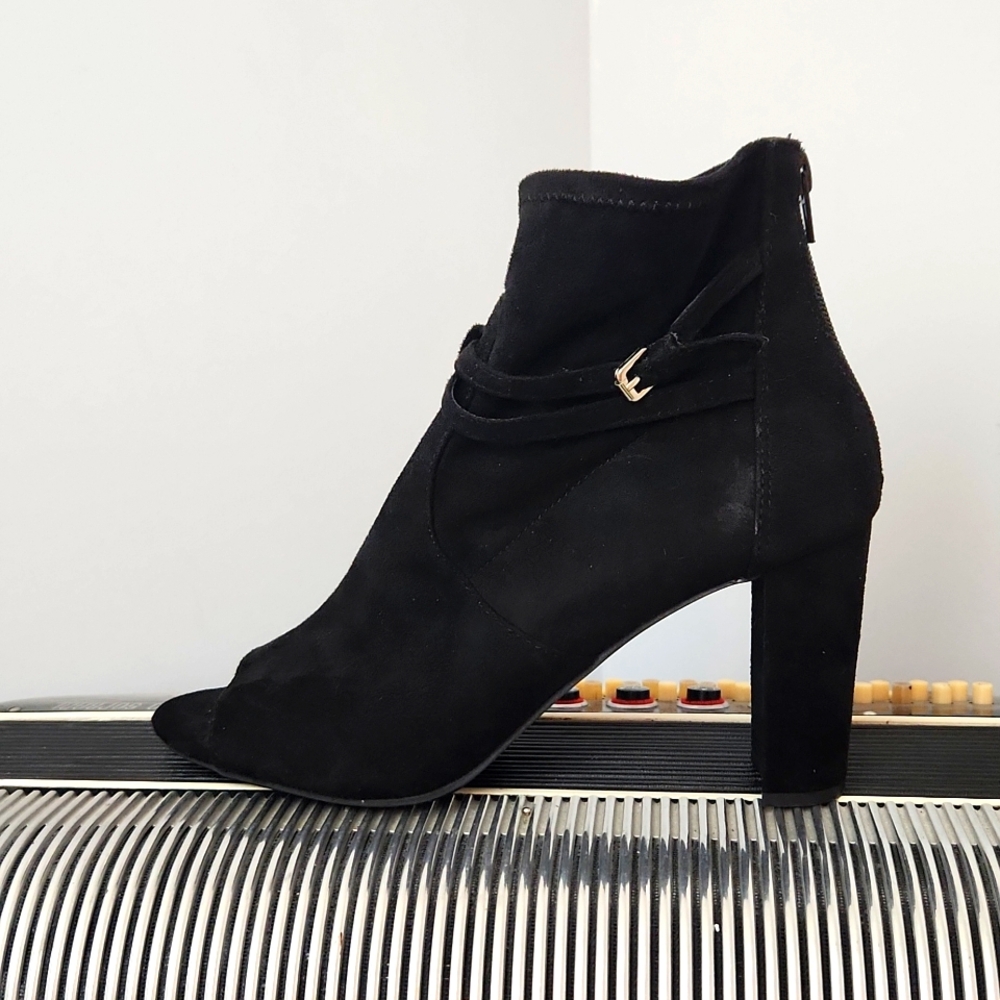 NWOT- SUPER CUTE NEW DIRECTIONS BLACK FAUX SUEDE OPEN TOE 3.5" HEEL ANKL…